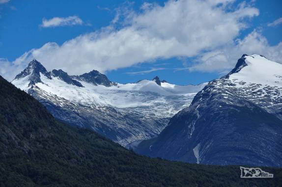 O visual magnífico das montanhas andinas na patagônia chilena, na Carretera Austral, trecho ao sul de Cochrane